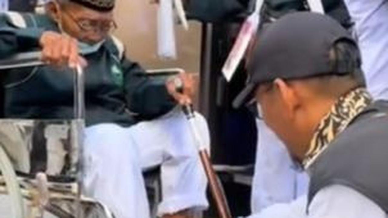 Karena khawatir kecapekan, Mbah Hardjo akhirnya menggunakan kursi roda untuk memperlancar ibadahnya. <br>