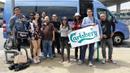 Para pemenang Carlsberg Hospitality foto bersama saat tiba di Bandara Charles de Gaulle, Paris, Jumat (24/6/2016). Produsen bir Carlsberg mengundang mereka untuk menonton langsung Piala Eropa 2016. (Bola.com/Vitalis Yogi Trisna)