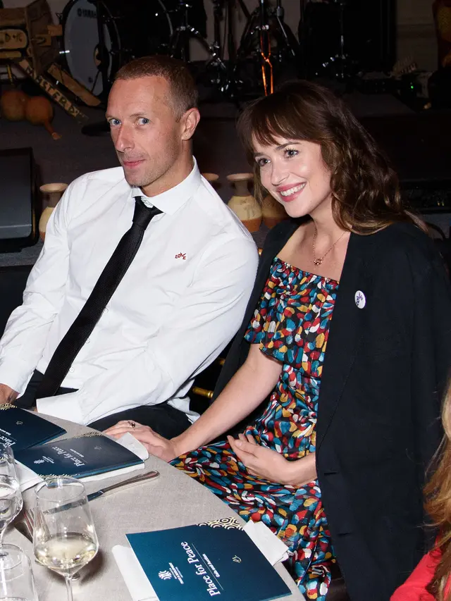Chris Martin dan Dakota Johnson. [Foto: TPG Images]