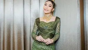 Ayu dewi kenakan kebaya hijau (instagram.com/askyfebrianti)