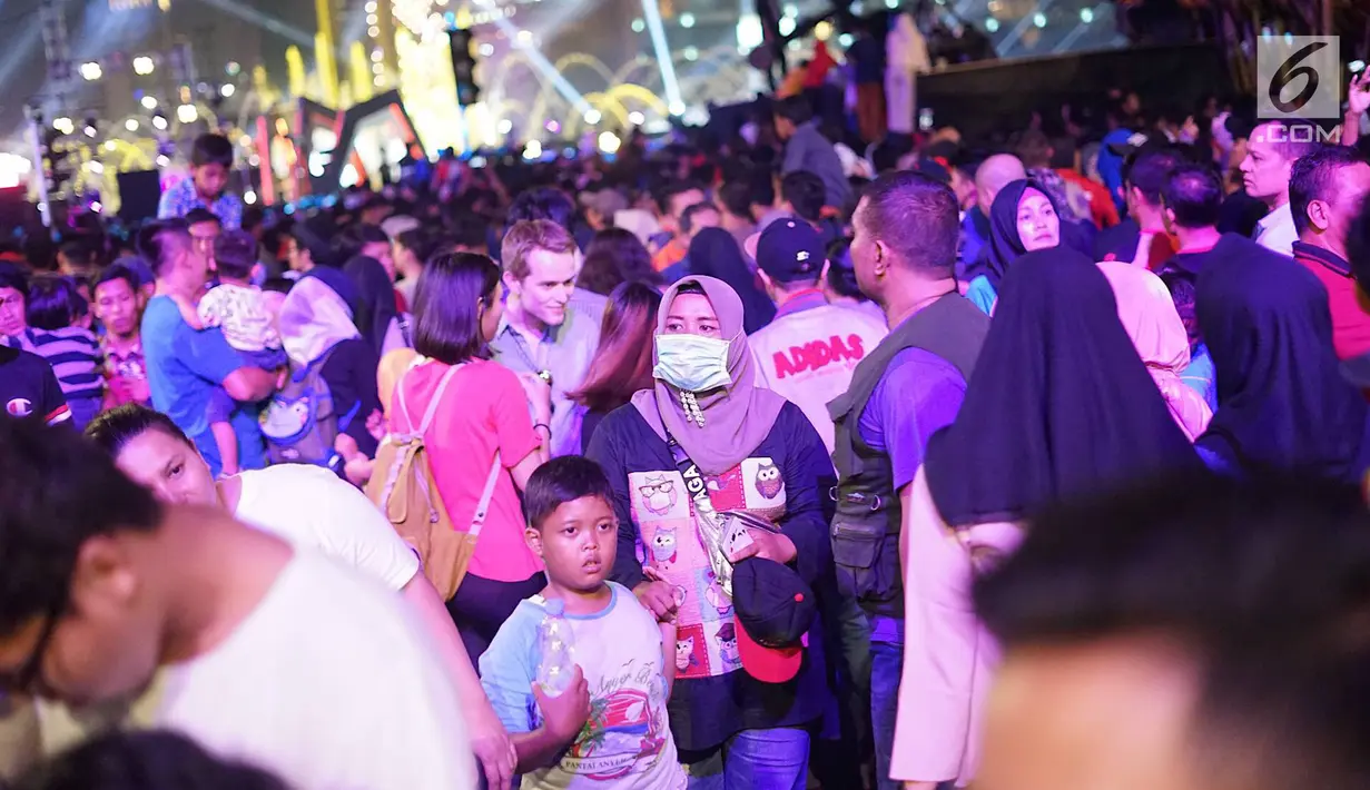 Warga memadati panggung hiburan pada malam puncak peringatan HUT DKI Jakarta ke-492 di Bundaran HI Jakarta, Sabtu, (22/6/2019). Rangkaian perayaan HUT DKI Jakarta yang dikemas dalam konsep ekonomi kreatif dan seni dibuka Gubernur DKI Jakarta Anies Baswedan. (Liputan6.com/Immanuel Antonius)