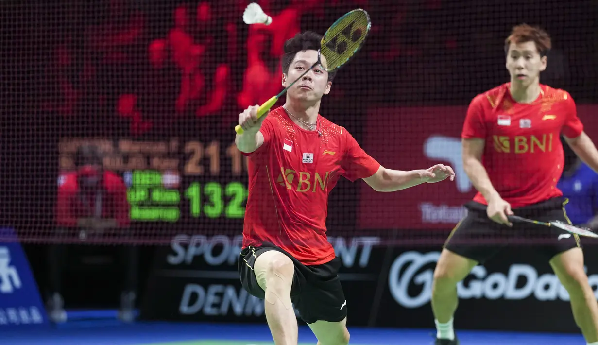 Ganda putra Indonesia Marcus Fernaldi Gideon dan Kevin Sanjaya Sukamuljo bertanding melawan Kim Astrup dan Anders Skaarup Rasmussen (Denmark) pada semifinal final Thomas Cup 2021 di Aarhus, 16 Oktober 2021. Marcus/Kevin menang 21-13, 10-21, dan 21-15. (Claus Fisker/Ritzau Scanpix via AP)