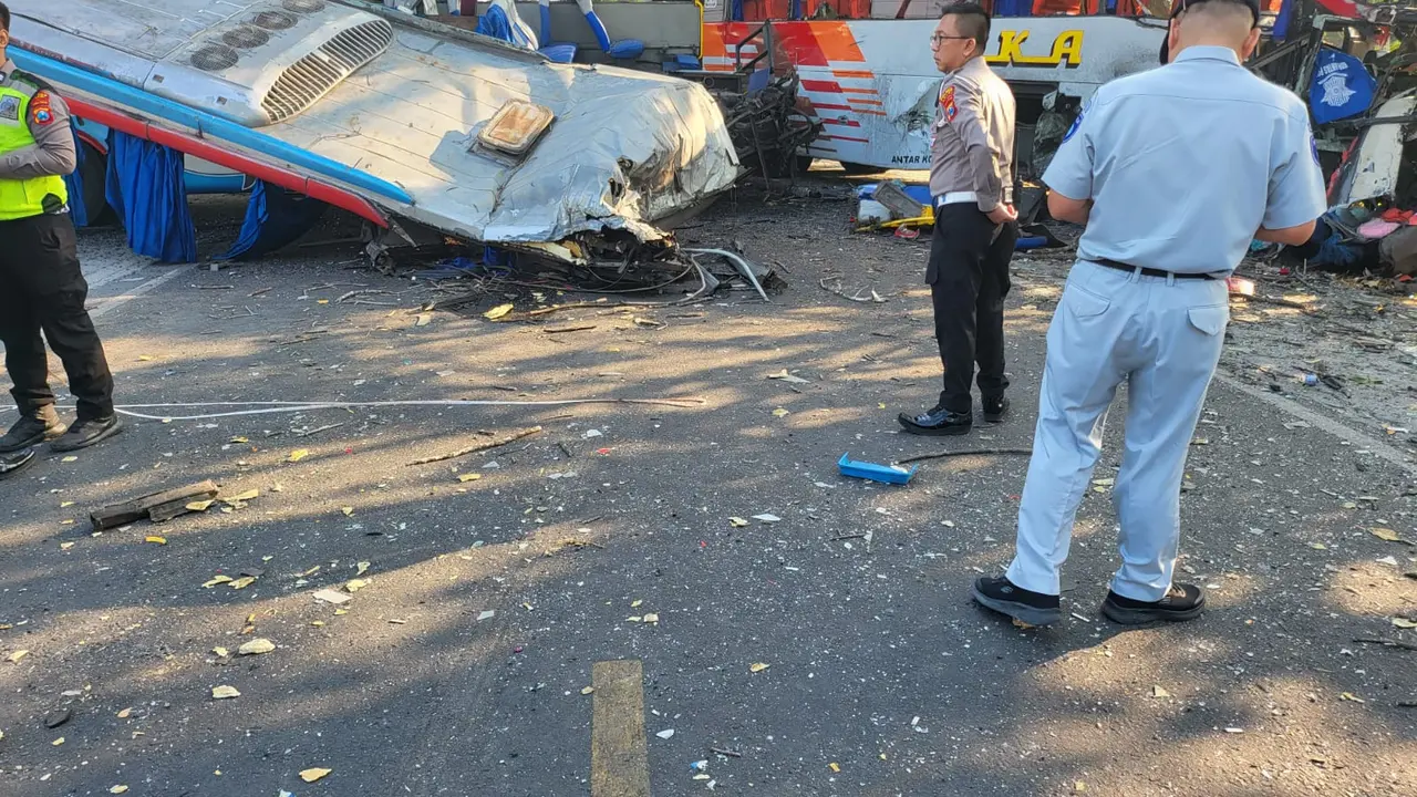 Atas bus terlepas akibat tabrakan adu banteng di Ngawi. (Istimewa)