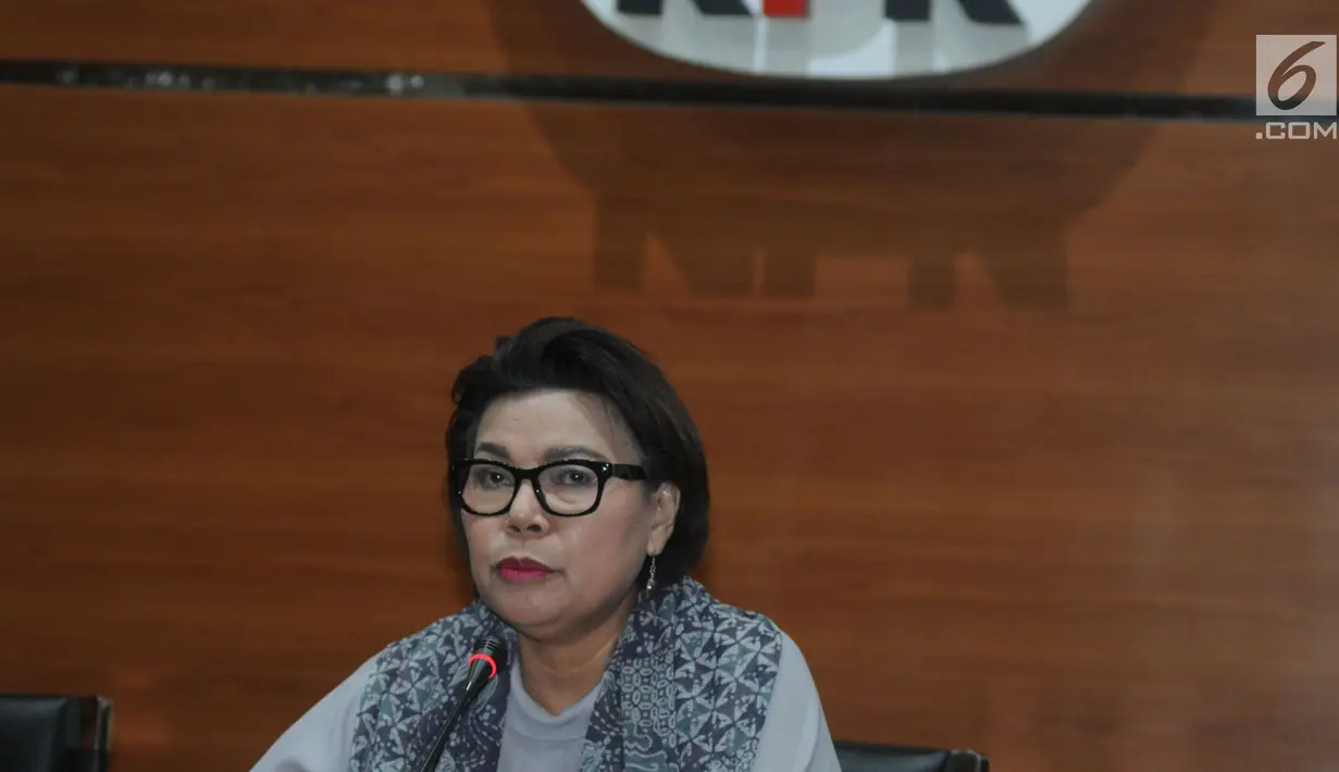 Wakil Ketua KPK Basaria Pandjaitan memberi keterangan saat rilis barang bukti uang hasil OTT Kabupaten Buton Selatan di gedung KPK, Jakarta, Kamis (24/5). (Merdeka.com/Dwi Narwoko)