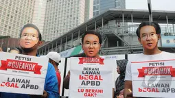 Sejumlah warga melakukan aksi 'Lawan Begal APBD' di Bundaran HI, Jakarta, Minggu (1/3/2015). Aksi mereka sebagai bentuk dukungan kepada Ahok yang ingin membongkar dana siluman di Pemprov DKI (Liputan6.com/Herman Zakharia)