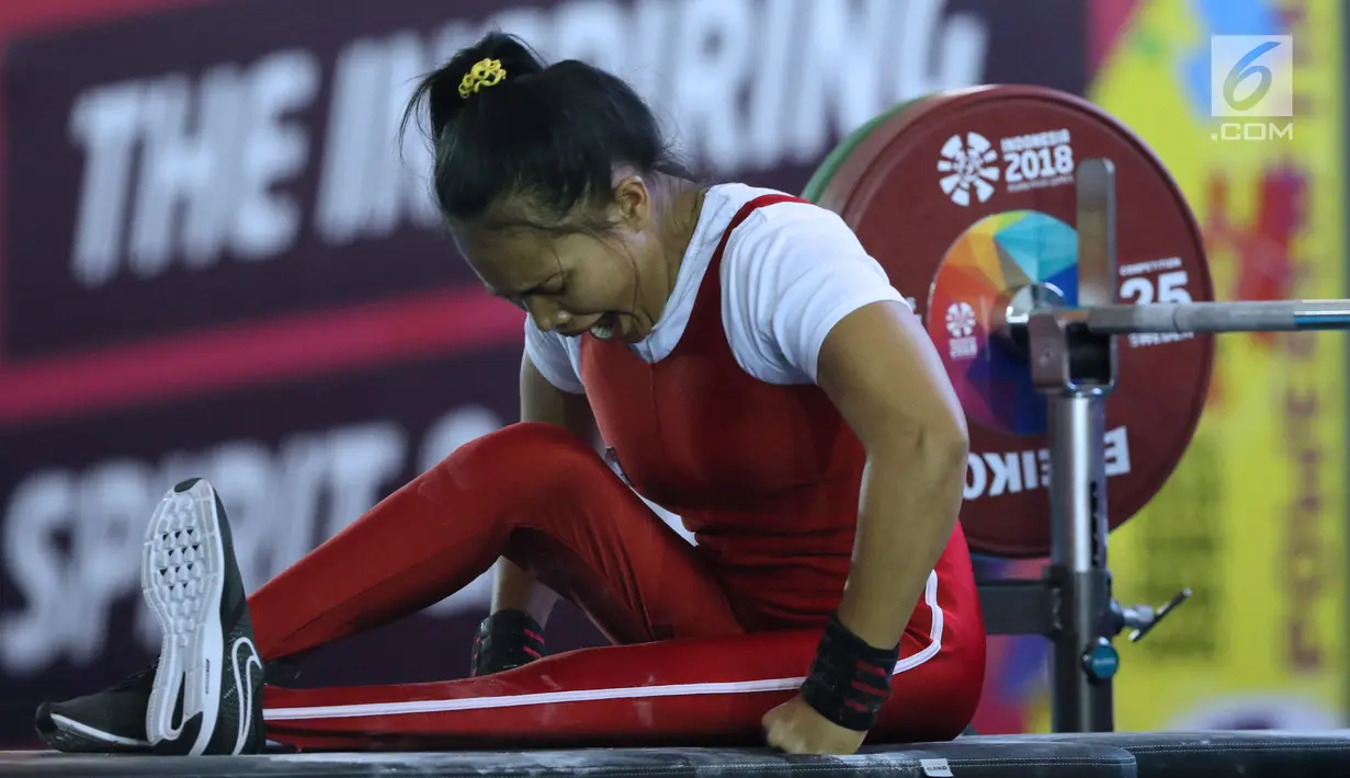 Atlet Para Powerlifting Indonesia, Ni Nengah Widiasih bersiap melakukan angkatan pada Asian Para Games 2018 di Jakarta, Minggu (7/10). Ni Nengah Widiasih berhasil melakukan total angkatan seberat 97 kg. (Liputan6.com/Helmi Fithriansyah)