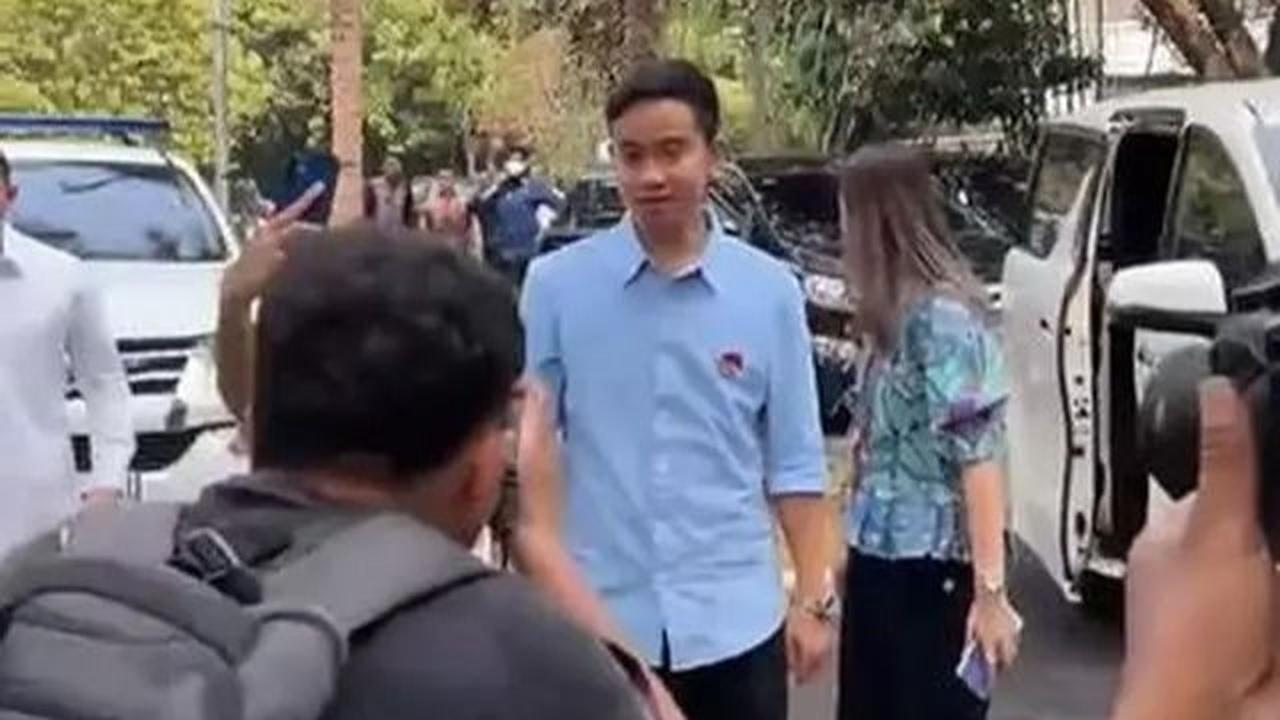 Serasi dalam Atasan Biru dan Bawahan Hitam