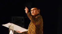 BJ Habibie saat menghadiri pembukaan Rapimnas Partai Golkar di Jakarta Convention Center, Jakarta, Sabtu (23/1/2016). (Liputan6.com/Helmi Fithriansyah)