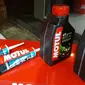 Pelumas sepeda motor Motul. (Yurike/Liputan6.com)