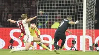 Striker Real Madrid, Karim Benzema, melepaskan tembakan yang bersarang di gawang Ajax pada leg pertama 16 besar Liga Champions, di Johan Cruijff ArenA, Amsterdam, Rabu (13/2/2019). (AFP/John Thys)
