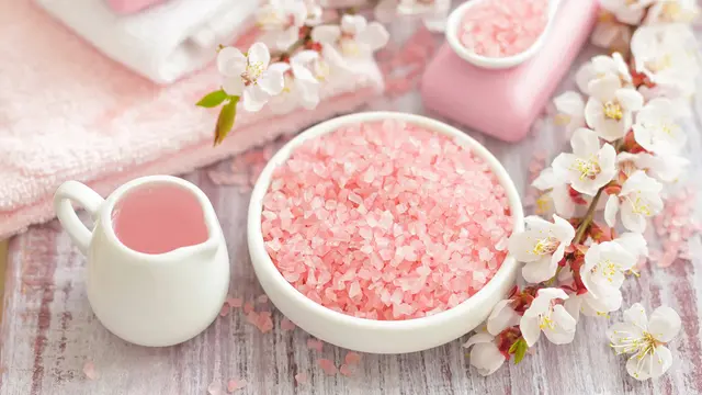 Kriteria Body Scrub untuk Cerahkan Kulit dan Tips Penggunaan untuk Maksimalkan Perawatan Tubuh