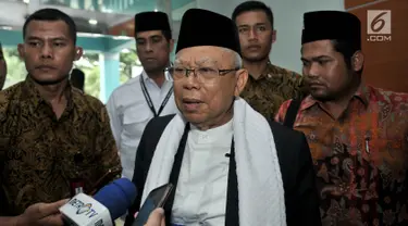 Calon Wakil Presiden dari nomor urut 01 KH Ma'ruf Amin memberikan keterangan kepada awak media saat tiba untuk memimpin rapat rutin bersama petinggi dan anggota MUI di Jakarta, Selasa (13/11).(Merdeka.com/Iqbal S. Nugroho)