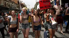Aktivis wanita mengunakan pakaian dalam saat menggelar aksi mengecam kekerasan seksual di Yerusalem, Israel (13/5). Aksi 'Slutwalk' atau bergaya pelacur ini merupakan tindakan kekerasan seksual yang terjadi pada wanita di Israel. (AFP PHOTO/GALI TIBBON)