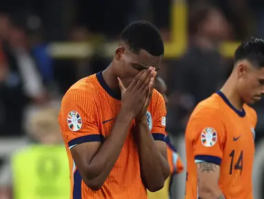 Reaksi bek Belanda #22 Denzel Dumfries setelah kalah dari Inggris pada laga semifinal Euro 2024 di Signal Iduna Park, Kamis (11/7/2024). (Adrian DENNIS / AFP)