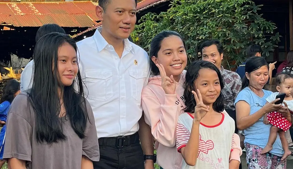 Ia mengenakan kemeja lengan pendek putih dengan dua kantung khas seragam dinas [@agusyudhoyono]