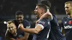 Gelandang West Ham United, Pablo Fornals (tengah) merayakan gol yang dicetaknya ke gawang Aston Villa pada pekan sepuluh Liga Inggris di Villa Park, Minggu (31/10/2021). West Ham United mengandaskan tuan rumah Aston Villa dengan skor 4-1. (AP Photo/Rui Vieira)