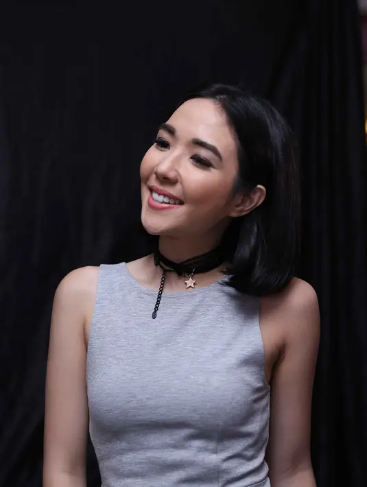 "Belajar dari nol, ada coach juga semuanya deh. Jadi mas Gading banyak dicurhatin dan dijadikan dummy buat latihan di rumah," ujar Gisela di Plaza Semanggi, Jakarta Selatan, Senin (26/9). (Nurwahyunan/Bintang.com)