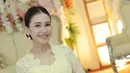 Ditata oleh stylist @erichalamin, kebaya pun dipadukan dengan bawahan kain batik coklat lilit dari @batikeyangputri_id. [@ayutingting92]