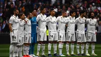 Pemain Real Madrid melakukan minute of silence untuk menghormati korban bom di Sri Lanka, sebelum menghadapi Athletic Bilbao, dalam laga pekan ke-33 La Liga Spanyol, Minggu (21/4/2019). (AFP/GABRIEL BOUYS)