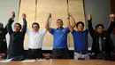 Forum Asosiasi Provinsi PSSI memberikan tanggapan seputar pembentukan tim 9 di kantor PSSI, Jakarta (5/1/2015). Beberapa Asprov PSSI mengangkat tangan usai menggelar jumpa pers di kantor PSSI, Jakarta (5/1/2015). (Liputan6.com/Helmi Fithriansyah)