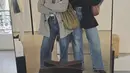 Memadukan oversized blazer dan denim, Raisa menambahkan sentuhan bold pada boots yang dikenakannya. [Foto: Instagram/ Raisa]
