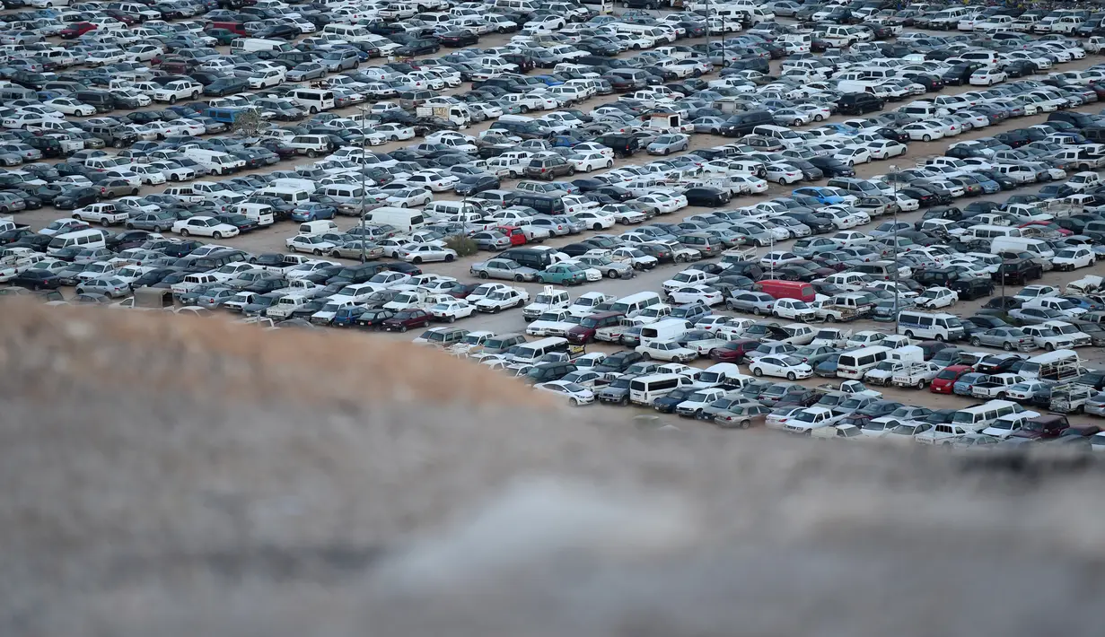 Puluhan ribu mobil sitaan terhampar di gurun yang luas di penampungan Wadi Laban, Riyadh, Arab Saudi, 15 April 2016. Puluhan kendaraan ini disita oleh kepolisian Arab Saudi atas berbagai kasus pelanggaran lalu lintas. (Fayez NURELDINE/AFP)
