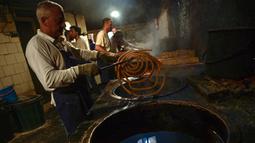 Churros biasanya disajikan sebagai sarapan untuk dicelupkan ke dalam cokelat panas. (AP Photo/Alvaro Barrientos)