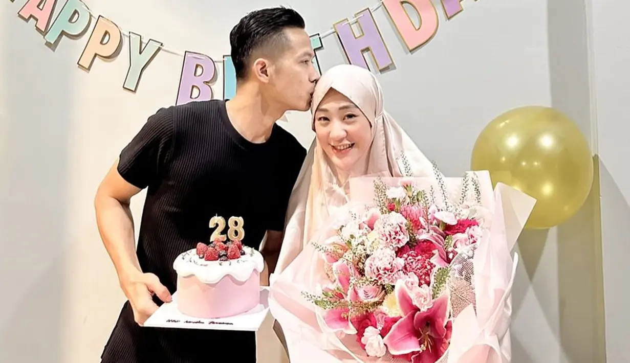 Ketika Larissa ulang tahun pada 23 April 2024 lalu, Ikram Rosadi juga memberikan buket bunga untuk Larissa. Didominasi warna merah dan pink, warna tersebut sangat menggambarkan Larissa. Ketika itu, Ikram memberikan kejutan sederhana untuk Larissa tepat saat pergantian hari. Pertama kali rayakan ulang tahun bersama suami, kebahagiaan terpancar jelas di wajah artis kelahiran 1996. (Liputan6.com/IG/@ikram_rsd)
