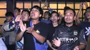 Selama pertandingan kedua pendukung tidak henti menyanyikan chant masing-masing sehingga adu chant pun berlangsung selama laga berjalan. (Bola.com/Abdul Aziz)
