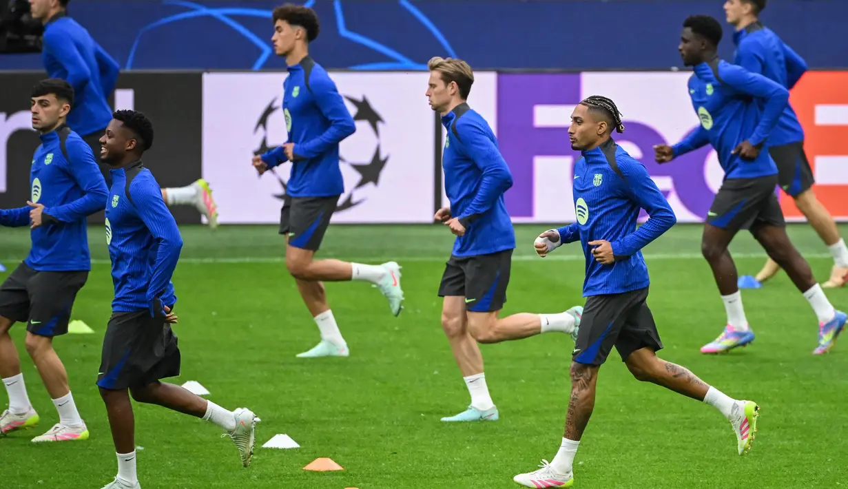 Penyerang Barcelona asal Brasil, Raphinha (kiri depan) saat mengikuti sesi Latihan jelang pertandingan leg kedua semifinal Liga Champions 2024/2025 melawan Inter Milan di stadion San Siro, Milan, 5 Mei 2025. (Piero CRUCIATTI/AFP)