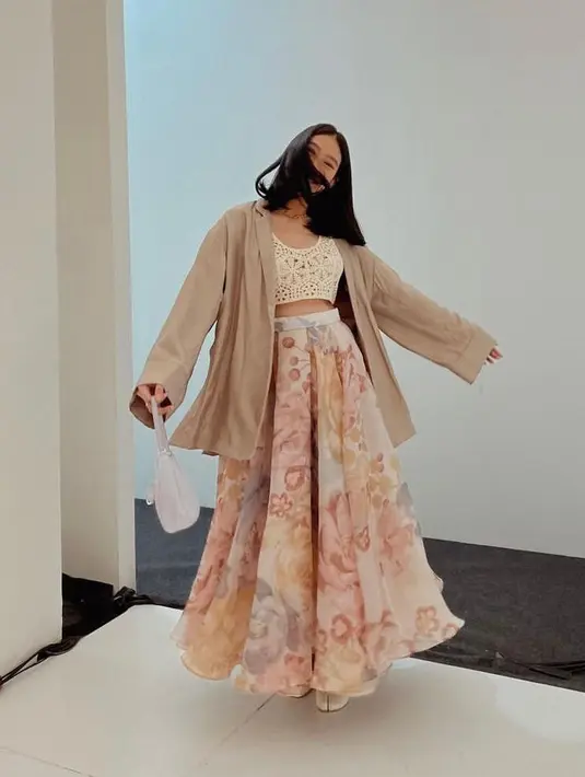 Bisa jadi inspirasi outfit ala cewek bumi, Alika memadukan knit crop top sebagai inner dengan blazer coklat susu sebagai luaran. Untuk bawahannya, dia memilih rample skirt motif bunga mawar.  (Instagram/alikaislamadina).