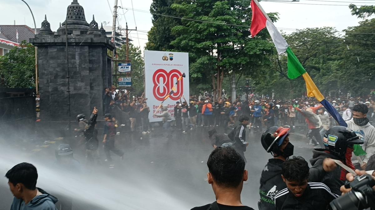 Demo Depan Polda Jateng Makin Panas, Massa Tak Goyah Meski Disemprot Water Canon dan Gas Air Mata