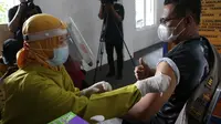 Vaksinasi tahap II di Surabaya. (Dian Kurniawan/Liputan6.com)