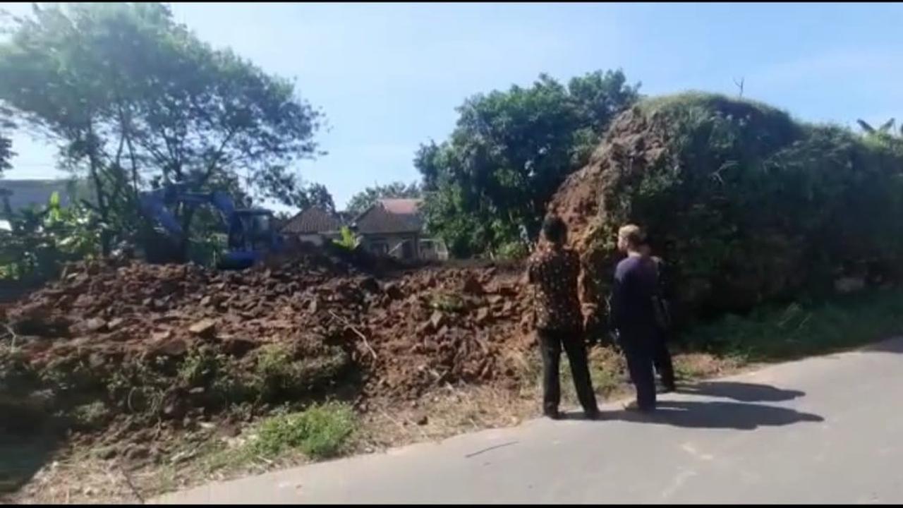 Bobol Tembok Cagar Budaya di Kartasura