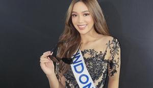 Puteri Indonesia Pariwisata 2025, sekaligus Miss Cosmo Indonesia, Salma Ranggita Cahyariyani, jalani rehearsal malam final Miss Cosmo 2025. (dok. Instagram @salmaranggitaa/https://www.instagram.com/p/DSZ_3YXDyiB/)