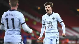 Gelandang Chelsea, Mason Mount (kanan) berselebrasi usai mencetak gol ke gawang Sheffield United pada pertandingan lanjutan Liga Inggris di stadion Bramall Lane, Inggris, Senin (8/2/2021). Kemenangan ini membuat Chelsea kini melesat ke posisi 5 klasemen sementara. (Clive Mason/ Pool via AP)