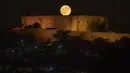 Buck Full Moon muncul di langit malam di belakang kastil medis Chlemoutsi di Kyllini, Peloponnese, Yunani, pada Senin, 3 Juli 2023. (AP Photo/Petros Giannacouris)