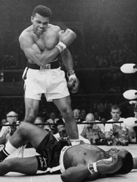 Dunia olahraga kembali berduka, seluruh dunia kehilangan sesosok atlet tinju yang begitu menganggumkan di kancah dunia. Muhammad Ali meninggal di usia 74 tahun karena penyakit parkinson. (dailymail/Bintang.com)