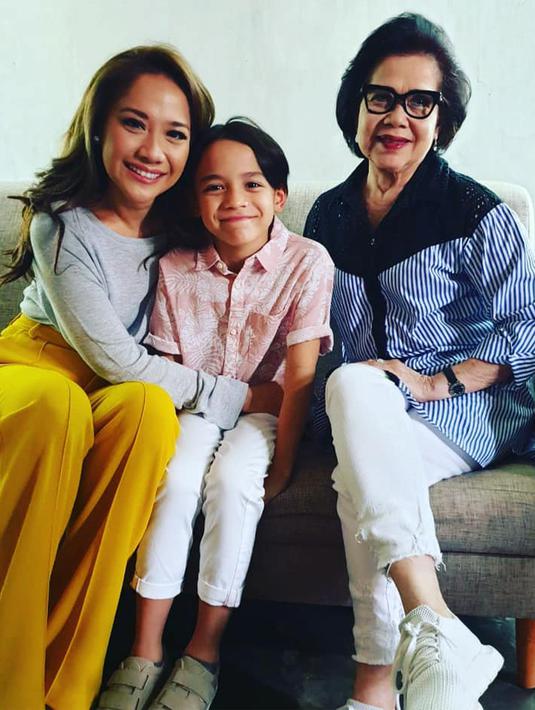 Tak hanya dekat dengan sang putri, Ibunda BCL juga sangat dekat dengan cucunya, Noah Sinclair. (Liputan6.com/IG/@emmymuchlis)