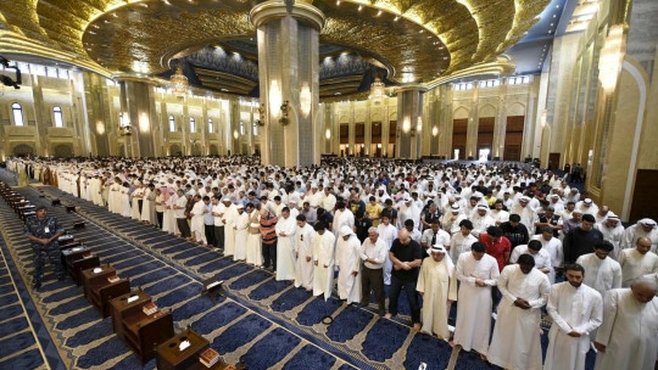 Keharmonisan muslim Sunni dan Syiah Kuwait salat bersama