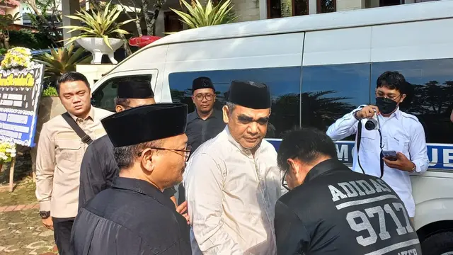 Sekjen Gerindra Ahmad Muzani takziah ke rumah duka mantan Wakil Ketua DPRD dari Fraksi Gerindra M Taufik di Jakarta Timur, Kamis (4/5/2023).