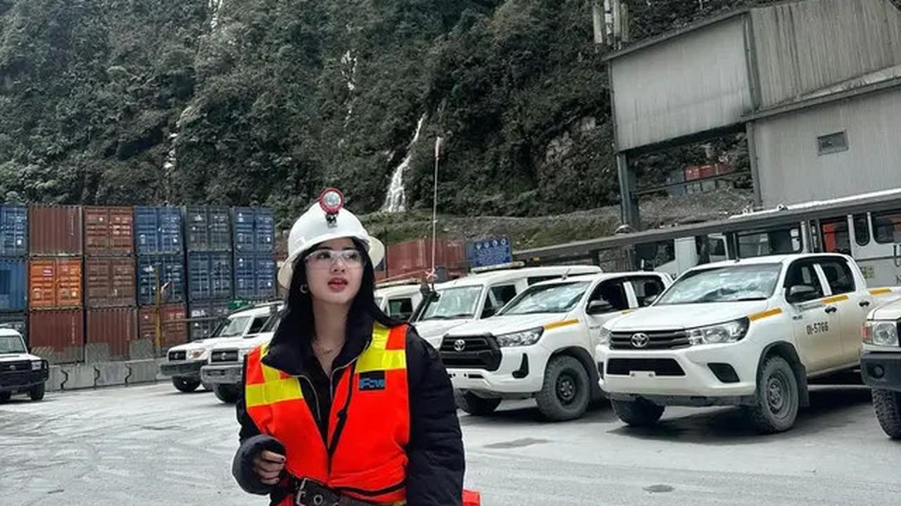 7 Potret Ghea Youbi Liburan di Tambang Emas, Dipuji Bak Ibu Mandor