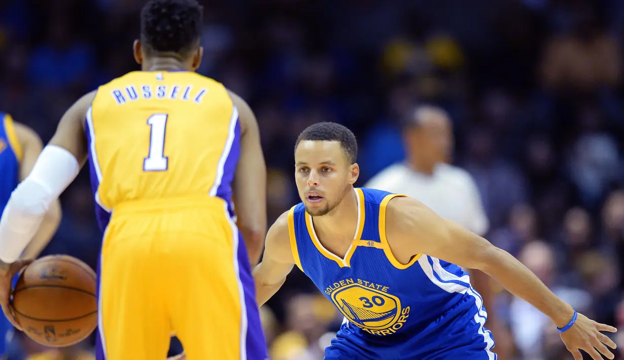 Pemain Warriors, Stephen Curry (kanan) menghadang laju pemain LA Lakers, D'Angelo Russell (kiri) pada laga NBA preseason di Valley View Casino Center, San Dieg, Kamis (20/10/2016). (Reuters/Jake Roth-USA TODAY Sports)