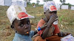 Pengungsi anak-anak baru tiba dari Sudan Selatan di Pos Perbatasan Ngomoromo, Uganda, Senin (10/4). Pertempuran antara pemerintah Sudan Selatan dan pemberontak telah menewaskan sekitar 10 ribu penduduk. (AFP PHOTO / ISAAC KASAMANI)