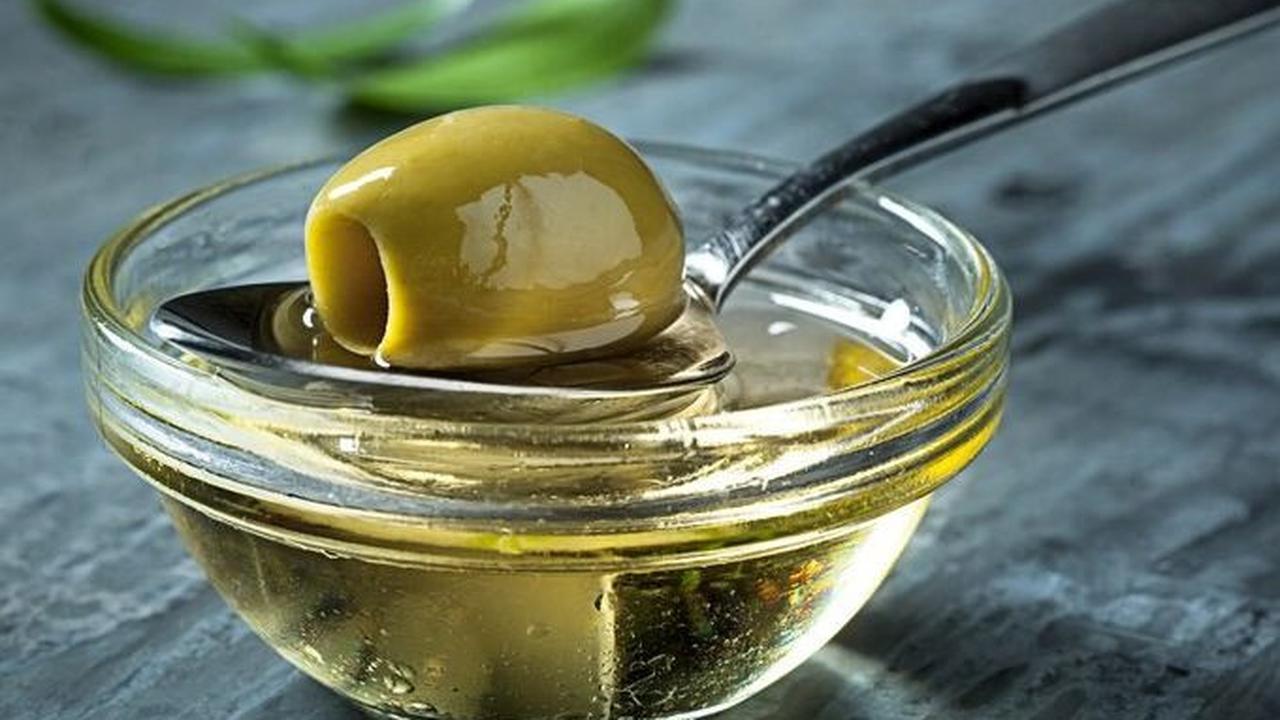 Diperoleh dari penggilingan buah zaitun, minyak ini kaya akan senyawa-senyawa bermanfaat seperti vitamin E, K, lemak omega, dan antioksidan. Berikut adalah beberapa manfaat utama dari minyak zaitun yang patut Anda ketahui.