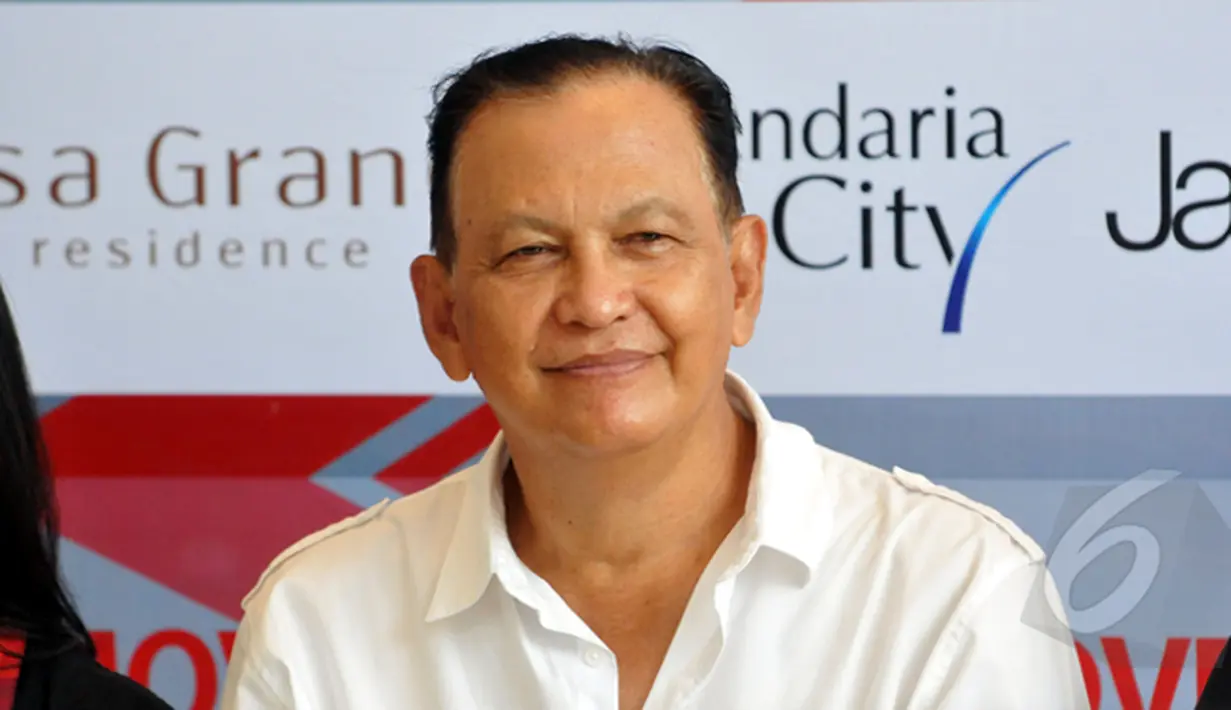 Siapa perempuan muda yang berpose hangat dengan Roy Marten 