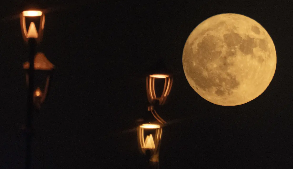 Supermoon terlihat di atas Jembatan Al-Ahrar, di pusat kota Baghdad, Irak, Selasa, 1 Agustus 2023. Bulan tampak sedikit lebih terang dan lebih besar dari biasanya karena jaraknya yang lebih dekat dari biasanya, hanya 357.530 kilometer (222.159 mil), sehingga disebut supermoon. (AP Photo/Hadi Mizban)
