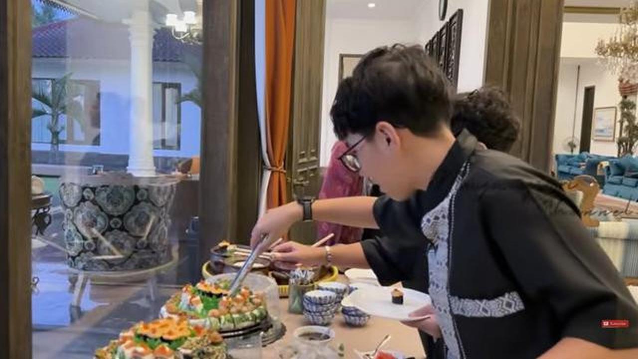 8 Potret Ruang Makan di Rumah Mayangsari dengan Konsep Klasik Modern