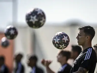 Pemain Benfica Petar Musa menghadiri sesi latihan jelang menghadapi Inter Milan pada pertandingan sepak bola perempat final Liga Champions di kamp pelatihan Benfica Campus, Seixal, pinggiran Lisbon, Portugal, Senin (10/4/2023). (PATRICIA DE MELO MOREIRA/AFP)