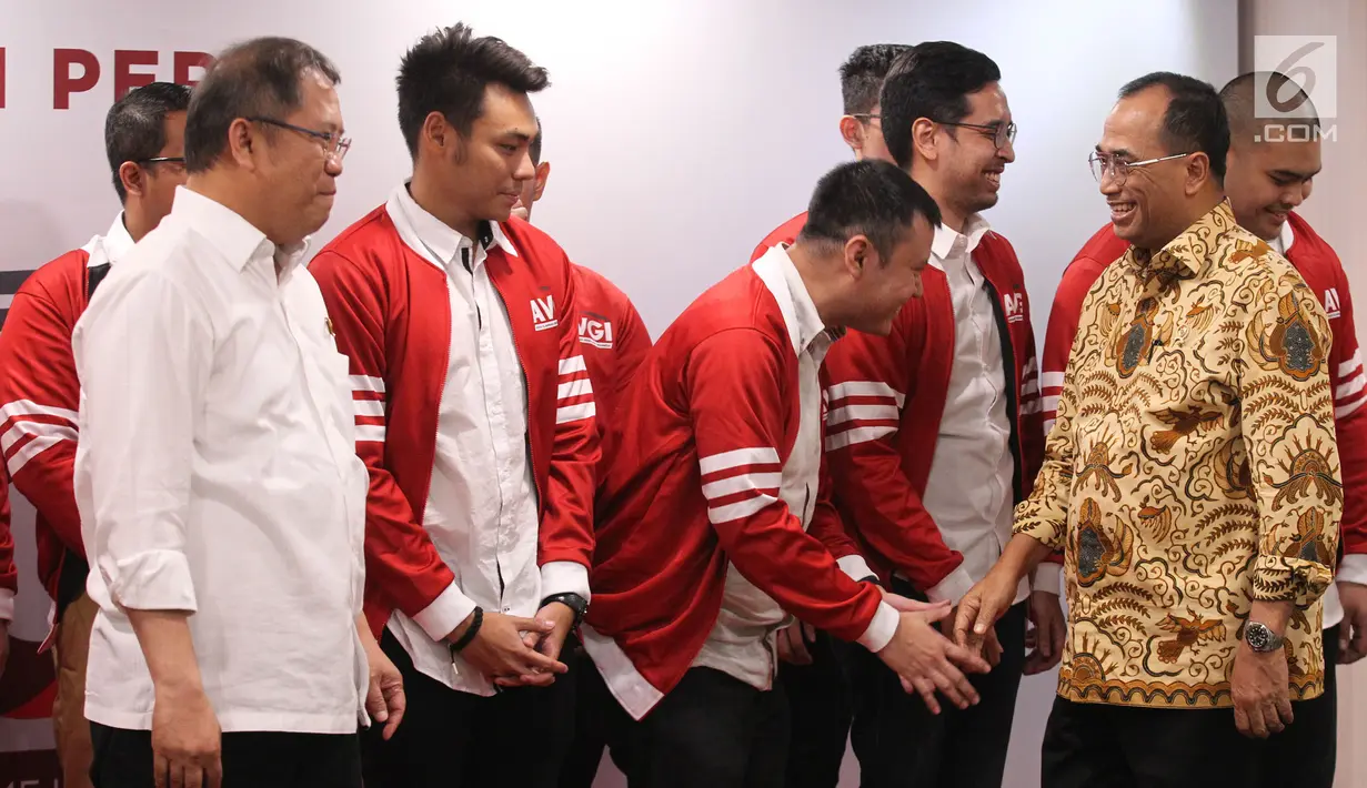 Menhub Budi Karya Sumadi disaksikan Menkominfo Rudiantara dan Ketua Umum AVGI Rob Clinton Kardinal mengucapkan selamat kepada pengurus Asosiasi Olahraga Video Games Indonesia (AVGI) di Jakarta, Selasa (16/7/2019).
AVGI resmi hadir sebagai lembaga independen dan profesional. (Liputan6.com/HO/Bon)